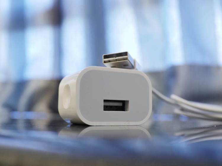 Apple-Lightning-cable-and-iPhone-charger-Moca.co-001